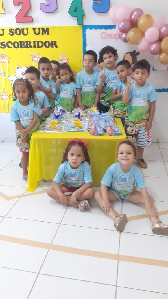 Entrega de kit de Higiene pessoal e matérias pedagógicos para as crianças de 3 a 5 anos.